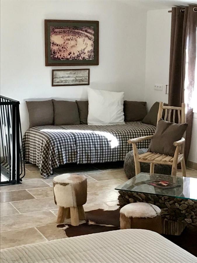 Bed and Breakfast Mas Du Grand Bordes à Saint-Laurent-dʼAigouze Extérieur photo